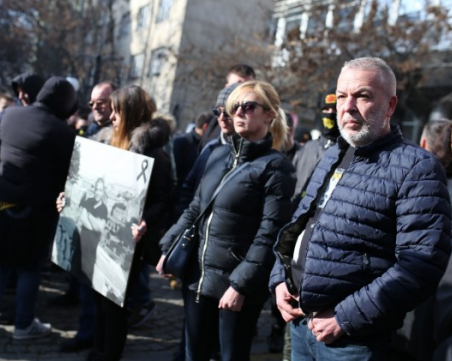 Стотици фенове на Ботев окупираха гръцкото посолство в София