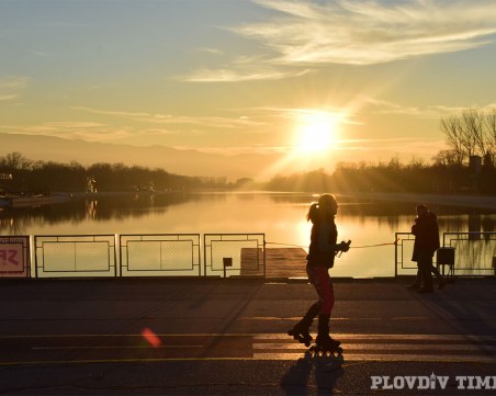 Топло и днес! Температурите скачат до 16 градуса