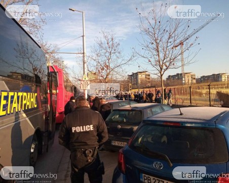 Три автобуса с фенове на Ботев тръгват към София, ескортира ги и полиция