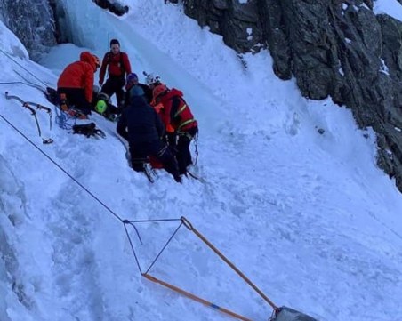 Вдигнаха два хеликоптера заради пострадал алпинист в Рилска Скакавица