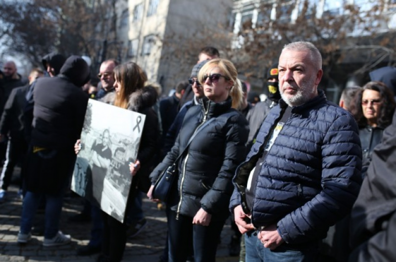 Стотици фенове на Ботев окупираха гръцкото посолство в София