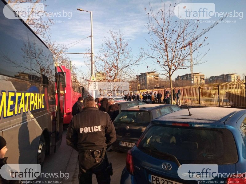 Три автобуса с фенове на Ботев тръгват към София, ескортира ги и полиция