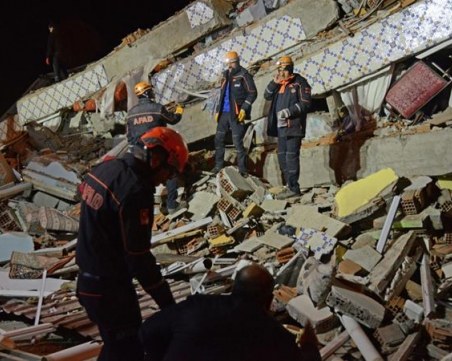 Извадиха десетки живи хора изпод руините след труса в Източна Турция