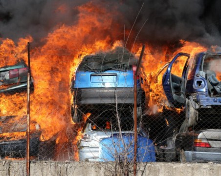 Пожарът в Хасково, изпепелил над 100 коли, избухнал заради човешка грешка?