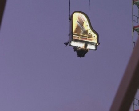 Зрелищно: Виртуоз свири вертикално на пиано на 60 метра височина