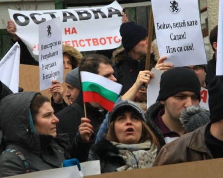 40 обгазени по време на протеста пред МРРБ