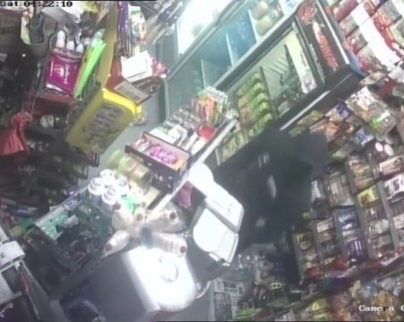 Четирима маскирани нападнаха продавач, обраха денонощен магазин