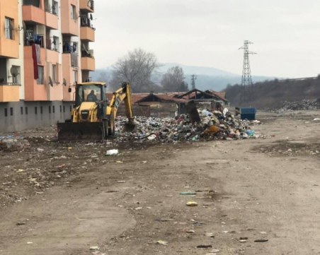 Извозиха 20 камиона с боклуци от блок 