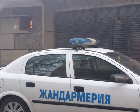 Откриха над 100 пистолета в черни чували в изоставена сграта