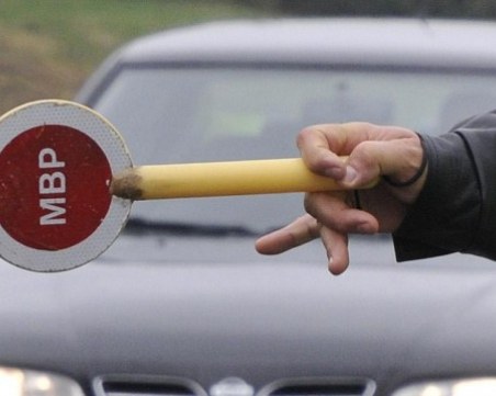 Пиян се опита да избяга от полицаи в Първомайско