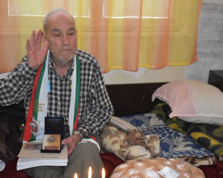 На 100 години дядо Идриз от Асеновград не пие лекарства и е с кръвно на спортист