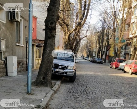 Пловдивските улици отесняха: Газим тротоари и закони