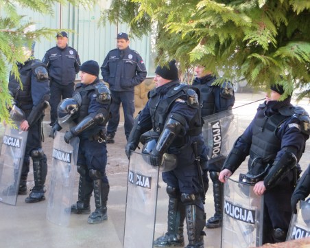 Полиция и жандармерия блокираха врачанско село
