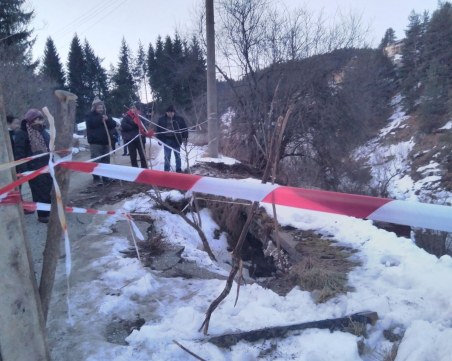 Предприемат спешни мерки за укрепване на пътя към село Ситово