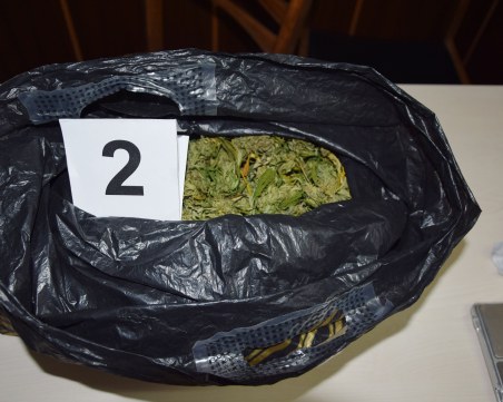 Спипаха 24-годишен с над килограм марихуана