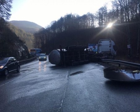 Цистерна се обърна и блокира пътя за Банско
