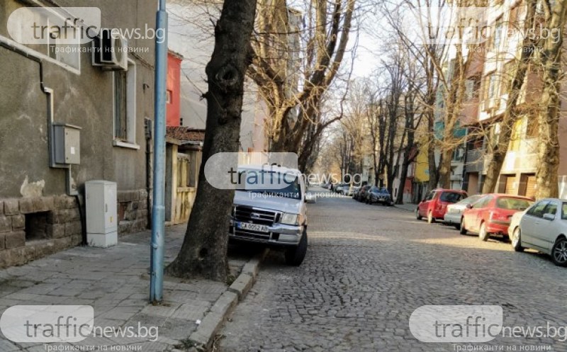 Пловдивските улици отесняха: Газим тротоари и закони