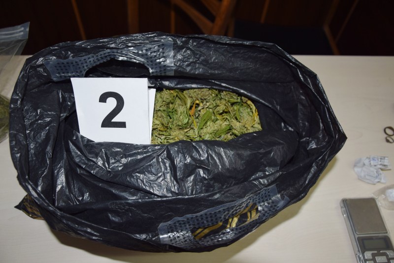 Спипаха 24-годишен с над килограм марихуана