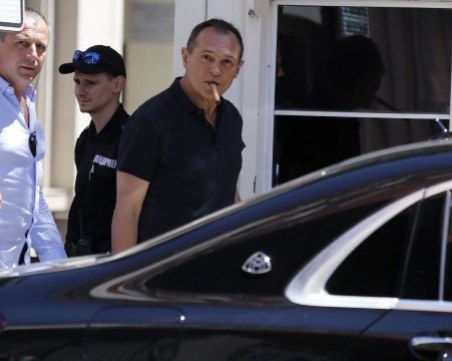 Божков в неизвестност, ще го търсят с Интерпол