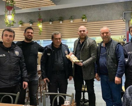 Дюнерджия от Одрин върна забравена чанта със 100 000 лева на българин