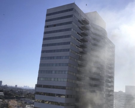 Голям пожар в Лос Анджелис, хора скачат от прозорците