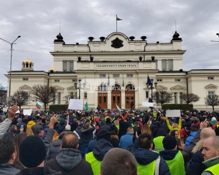 Колоната от протестиращи потегли към Парламента и Орлов мост