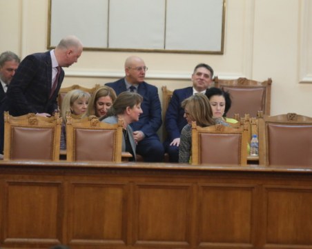 Корнелия Нинова: Тази власт може да се задържи само със заплахи