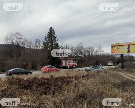 Меле между три коли и автобус край Микре, има ранени