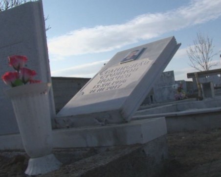 Оскверниха десетки гробове в Баня