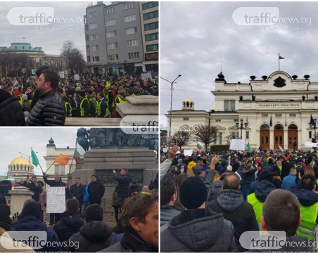 Протестиращи пробиха полицейски кордон, блокираха движението в София