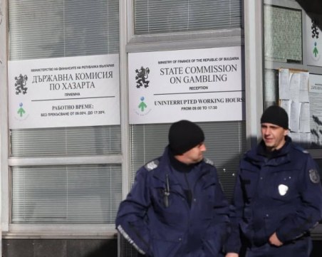 Шефът на Комисията по хазарта и още 10 души са отведени за разпит