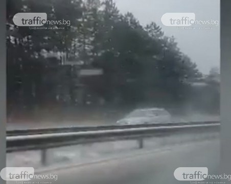 Сняг се сипе на парцали между Пловдив и София, магистралата побеля