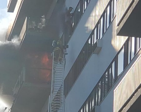 Страшният пожар в Ел Ей на два етажа над дома на консула ни