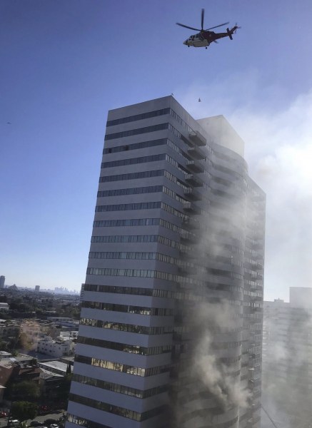 Голям пожар в Лос Анджелис, хора скачат от прозорците