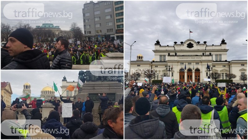 Протестиращи пробиха полицейски кордон, блокираха движението в София
