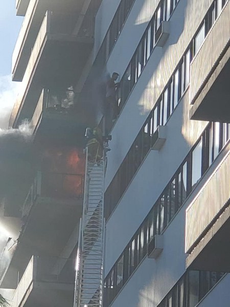 Страшният пожар в Ел Ей на два етажа над дома на консула ни