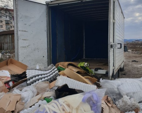 Хванаха мъж и жена да разтоварват боклуци от бусове край Марица