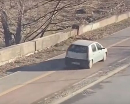 Изумително: Пловдивски шофьор си кара по тротоара, 