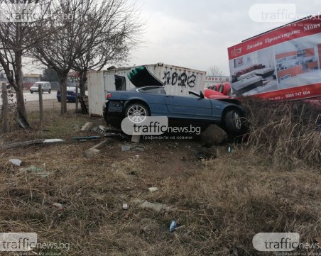 Пловдивчанинът, прелетял с БМВ-то си кръговото на Кукленско, остава в тежко състояние