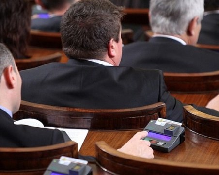 Проблем с пултовете в НС мъчи депутатите