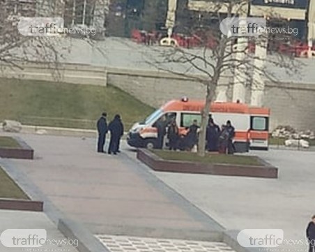Възрастна жена припадна на площад Централен, линейка и полиция са на място