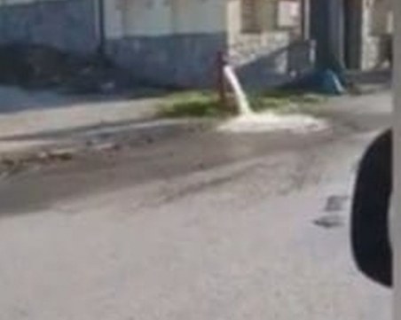 Вода се излива по улиците в пловдивско село