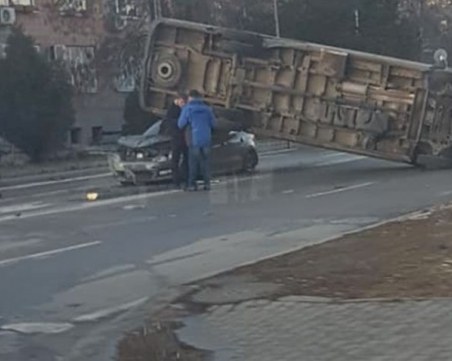 Зрелищна катастрофа! Микробус се преобърна върху кола