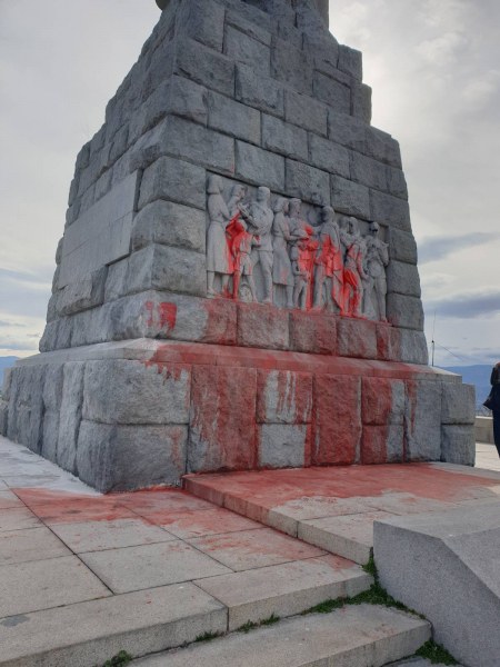 Кметът за осквернения паметник на Альоша: Не можем да зачеркнем историята си