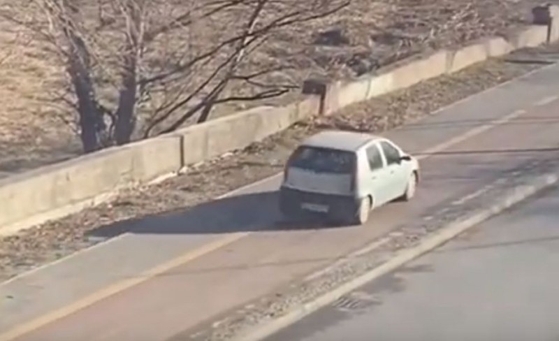 Изумително: Пловдивски шофьор си кара по тротоара, 