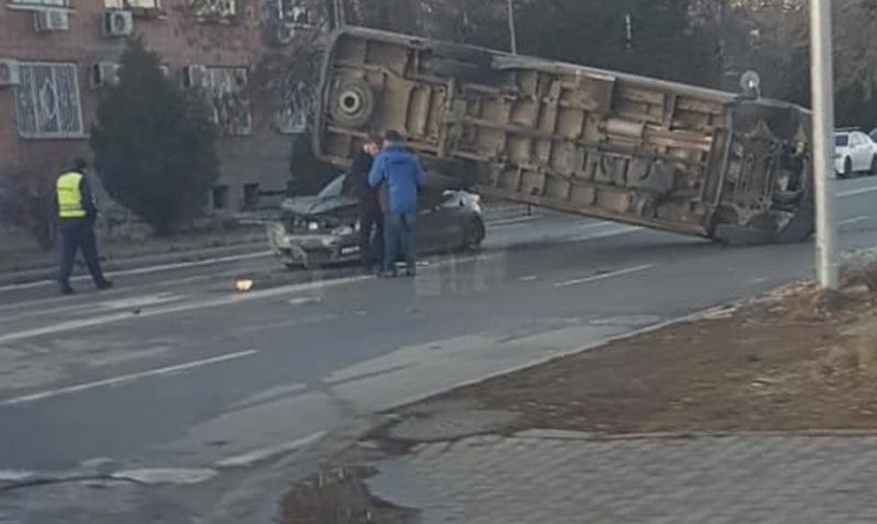 Зрелищна катастрофа! Микробус се преобърна върху кола