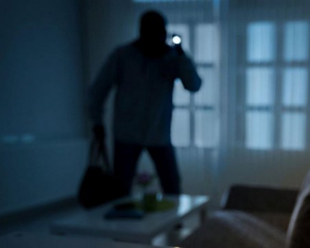 Апаши нахлуха през балкона на апартамент и откраднаха близо три бона