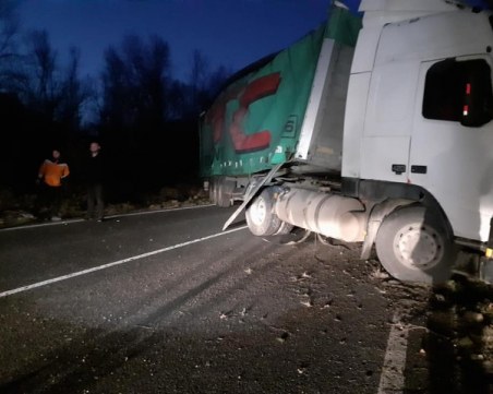 Блокада на пътя за Гърция заради две катастрофи