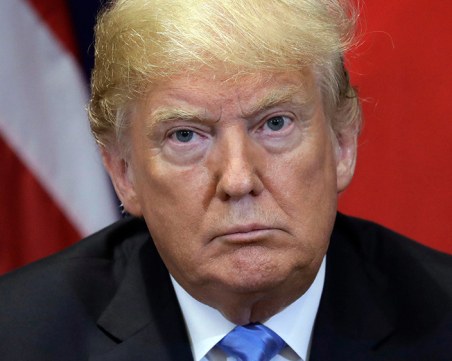 Екшън! Жени опитаха да нахлуят с джип в резидентацията на Тръмп