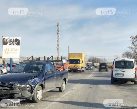 Катастрофа на околовръстното на Пловдив! Две коли се забиха